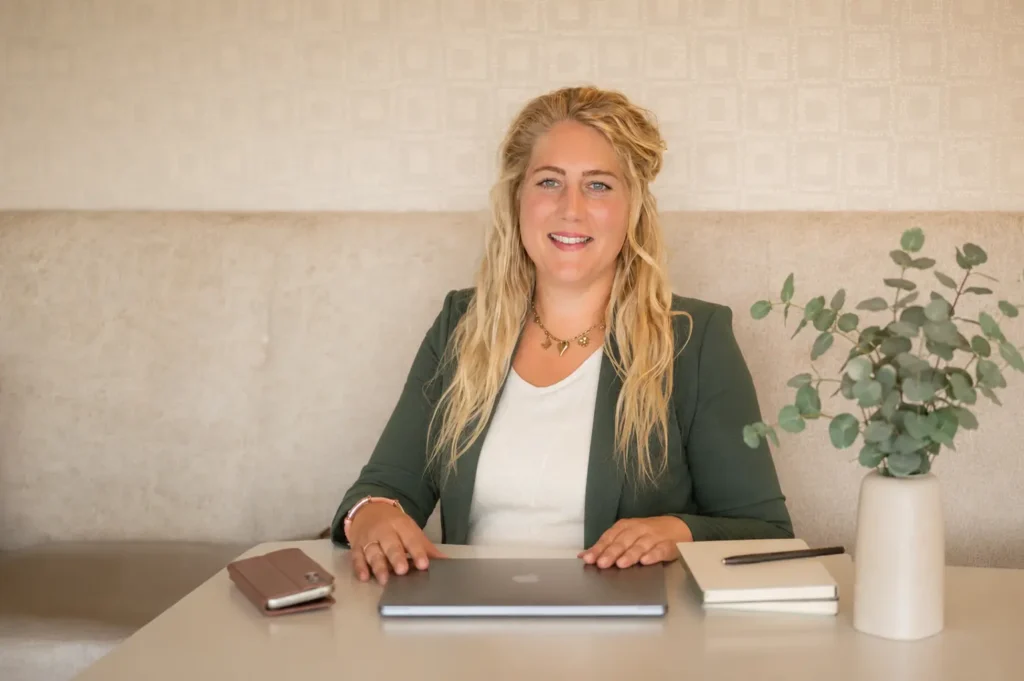 Paula Wijnhoven aan haar werktafel in haar praktijkruimte