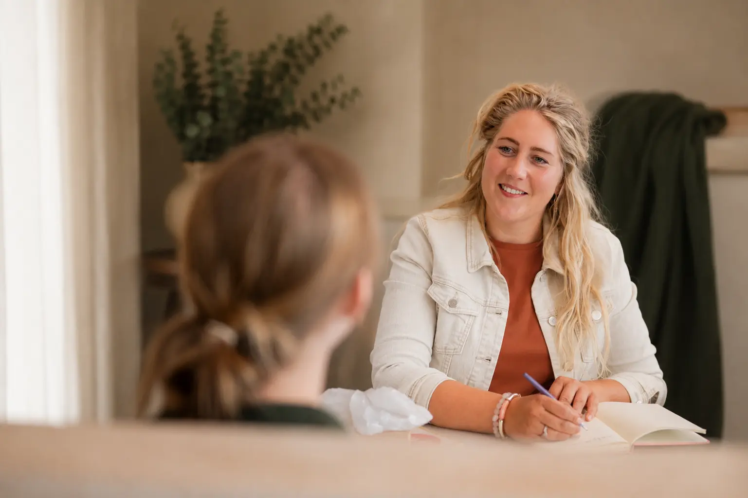 Paula Wijnhoven in gesprek met een cliënt in haar praktijk in Zwolle
